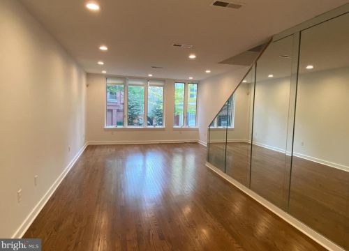 337 4th St, Philadelphia PA  19106-1102 exterior