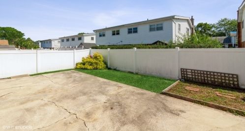 7137 Niles Ave, Niles IL  60714-2121 exterior