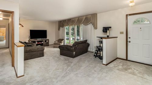 277 Crestwood Dr, Hobart, IN 46342-3901