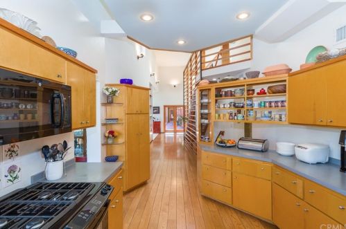 2025 Mt Vernon Ave, Riverside CA  92507-2528 exterior