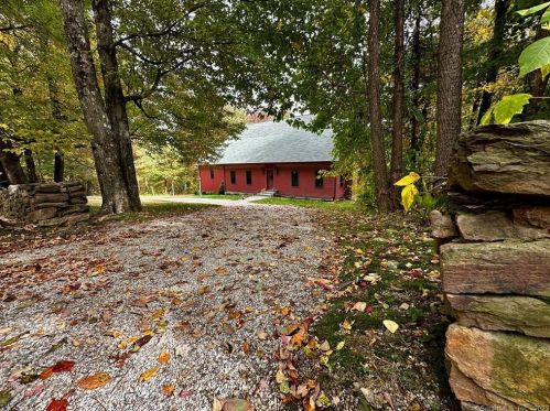 165 Grassy Hill Rd, Woodbury, CT 06798-2540