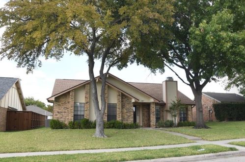 2045 Cologne Dr, Carrollton TX  75007-2335 exterior