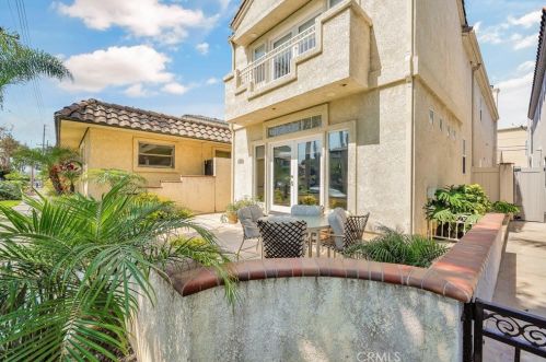 437 Lake St, Huntington Beach, CA 92648-5202