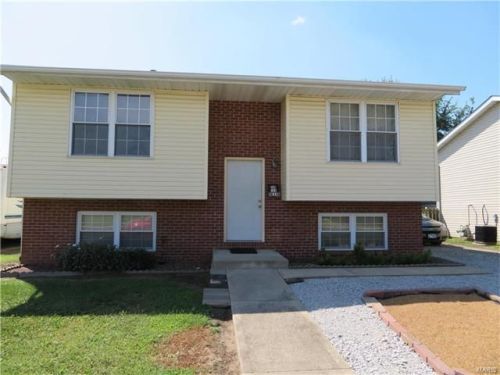 133 4th St, Roxana, IL 62084-1321