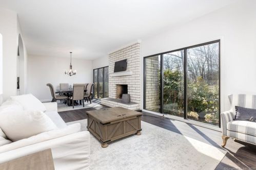 28 Bonita Dr, Huntington CT  06484-5106 exterior