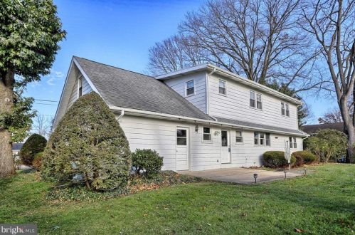 208 Garland Dr, Carlisle PA  17013-4271 exterior