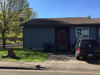 242 34th St, Springfield, OR 97478-6307