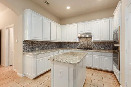 1742 Auburn Dr, Carrollton TX 75007-1452 exterior