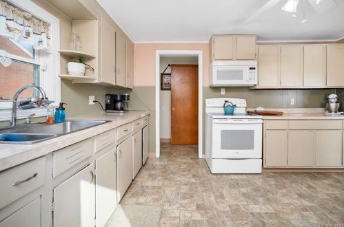 42 Sunbright Dr, Meriden, CT 06450-4619