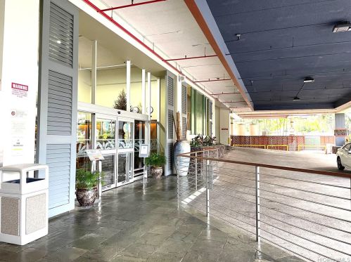 445 Seaside Ave, Honolulu HI  96815-2640 exterior