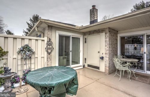 54 Valleybrook Dr, Lancaster PA  17601-4612 exterior