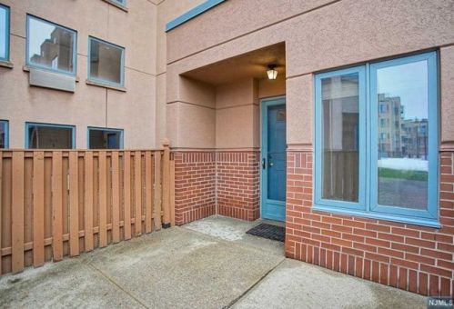 306 Chase Ct, Edgewater, NJ 07020-1601