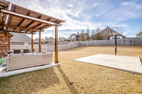 405 Sterling Dr, Fort Worth TX  76126-2461 exterior