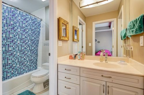 6919 Fieldstone Dr, Willowbrook IL  60527-5295 exterior