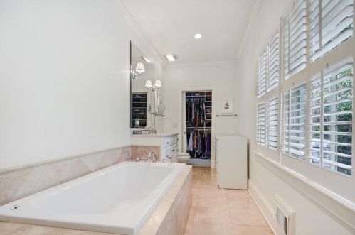 525 Mnr Rdg Dr, Atlanta GA  30305-3512 exterior