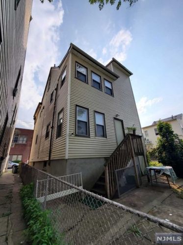 9 Courtland St, Paterson, NJ 07503-2919