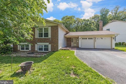 8915 Spur Rd, Springfield, VA 22153-1245