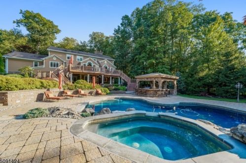 14 Sugar Hill Rd, Kinnelon, NJ 07405-2137