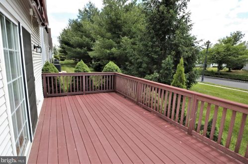 6 Hummingbird Dr, Trenton NJ  08690-3557 exterior