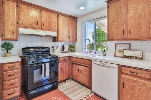 2491 Royal Ave, Simi Valley CA 93065-4765 exterior