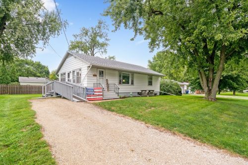 215 Oak St, Hinckley, IL 60520-9380