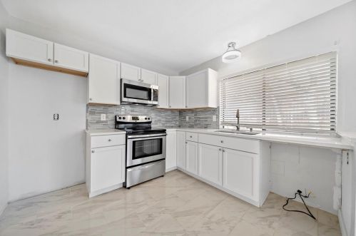 1703 Hartford Dr, Carrollton TX  75007-2618 exterior