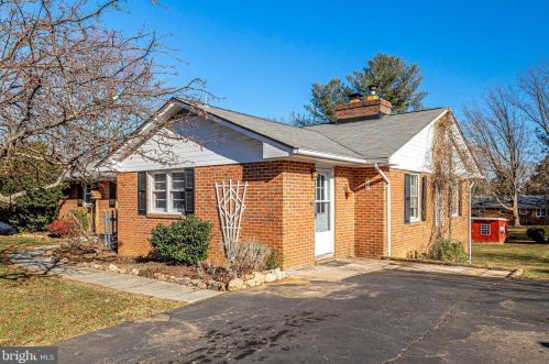 8 Jackson Ave, Round Hill, VA 20141-9424