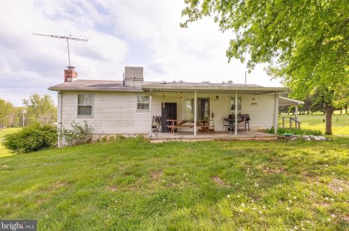 857 Oregon Trl, Harpers Ferry WV 25425-3144 exterior