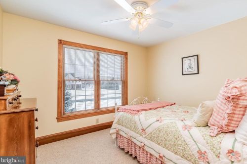 5 Linden Dr, Carlisle PA 17015-6906 exterior