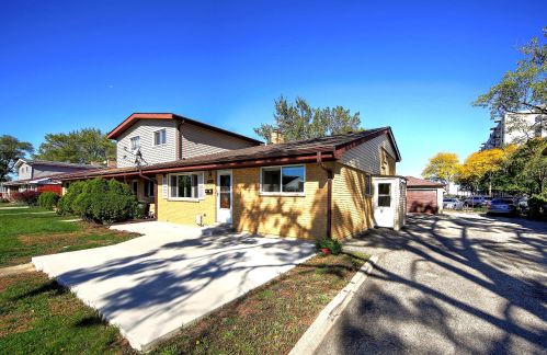 9016 Sherry Ln, Des Plaines, IL 60016-3924