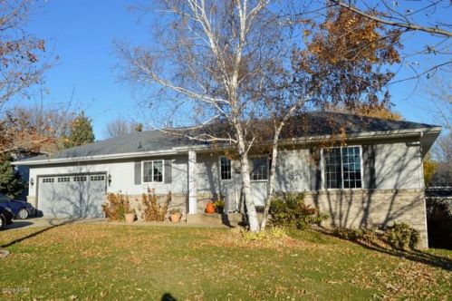 621 25th St, Willmar, MN 56201-4899