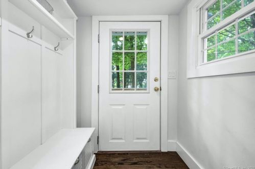 129 Grumman Ave, Norwalk CT  06851-2404 exterior