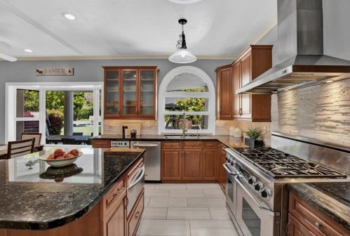 1156 Sugarbush Dr, Vista CA 92084-7464 exterior