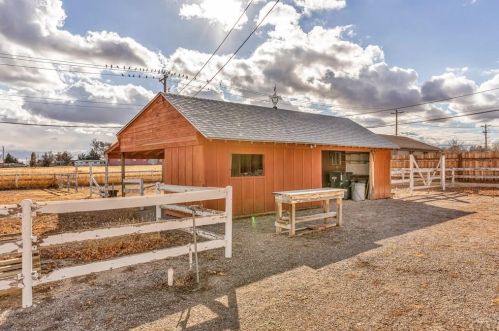 136 Bridle Trl, Pueblo, CO 81005-2648