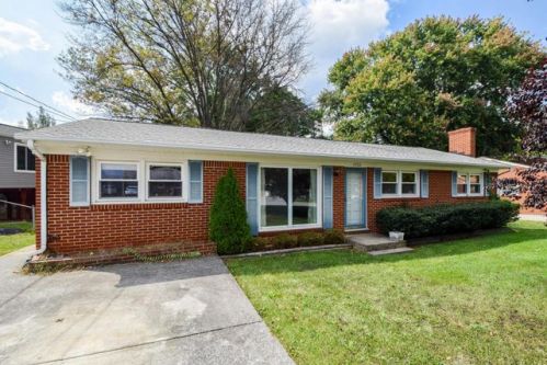1554 Pacific Dr, Vinton, VA 24179-1422