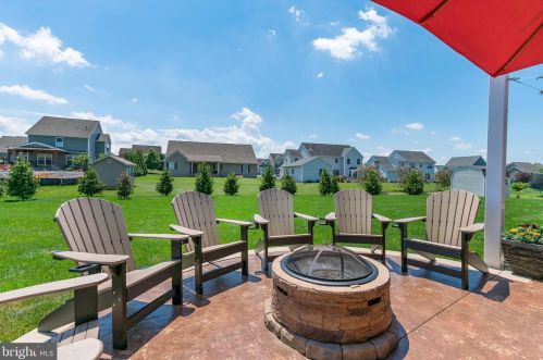 212 Shade Tree Dr, Lancaster PA  17603-5074 exterior