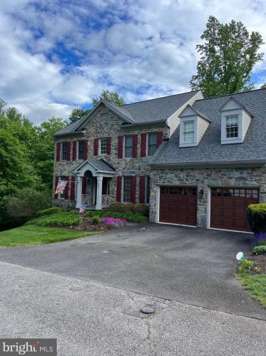 8757 Center Rd, Springfield, VA 22152-2234