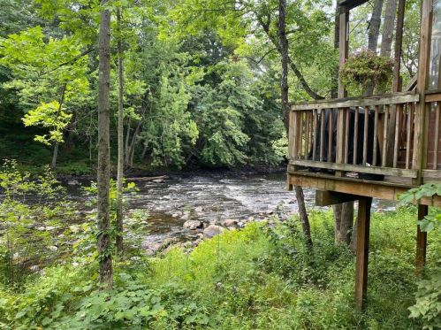 61 Main St, Hinsdale, NH 03451-4402
