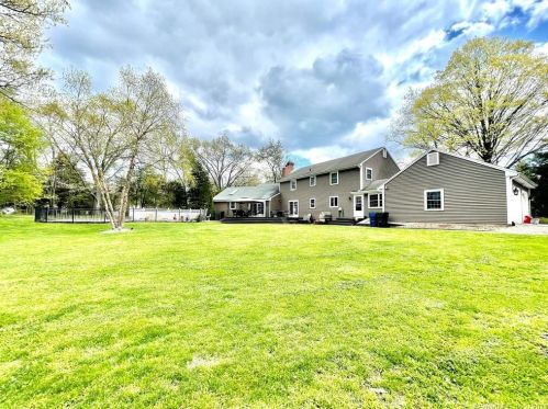 122 Metacomet Dr, Kensington, CT 06037-3921