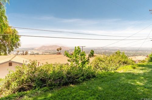 5500 Montero Dr, Riverside CA  92509-5632 exterior