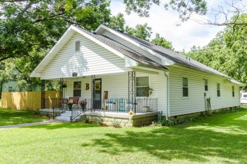 219 State St, Caney, KS 67333-1335