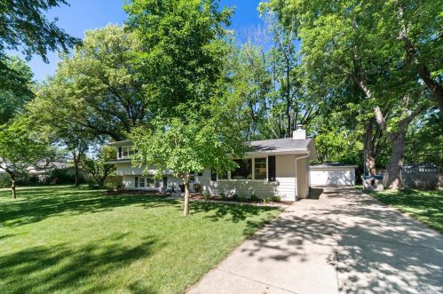 1029 Emerald Dr, Naperville, IL 60540-7215