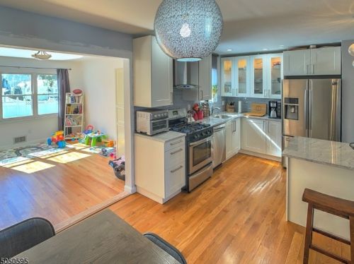 22 Jefferson St, Nutley, NJ 07110-3122