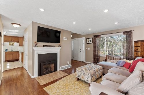 137 Winterwood Dr, Londonderry, NH 03053-3363