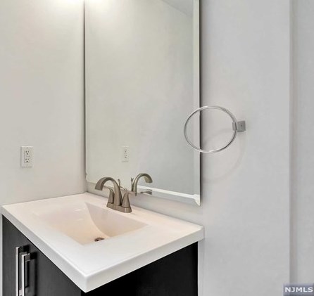 100 Thompson Ln, Edgewater NJ  07020-1024 exterior
