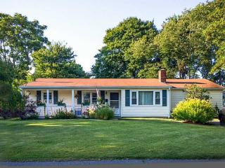 83 Metropolitan Dr, Warwick, RI 02886-7921