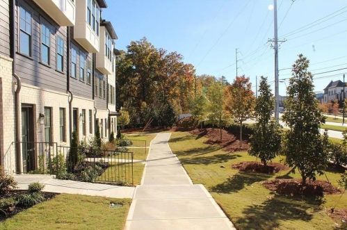 6536 Beacon Dr, Atlanta GA  30328-4204 exterior