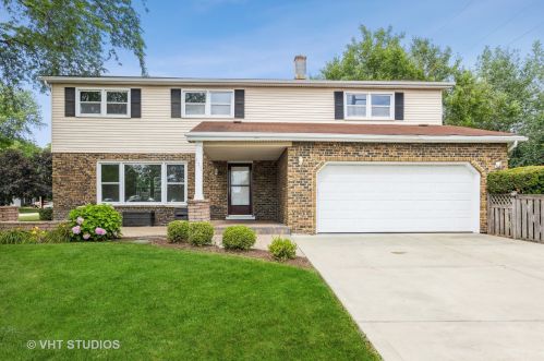 201 Bay Colony Dr, Naperville, IL 60565-1259