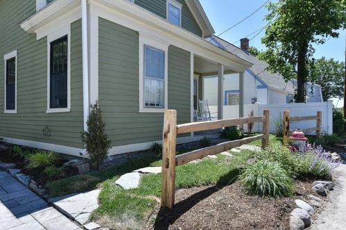 42 Castle St, Warwick, RI 02818-3728