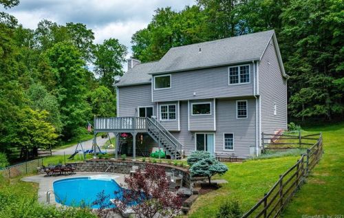 8 Pilgrims Way, Gaylordsville, CT 06755-1005